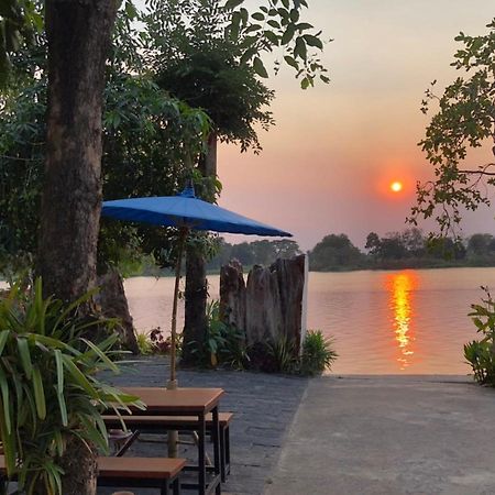 Ruen Thai Ban Rim Nam Kamphengphet Kültér fotó