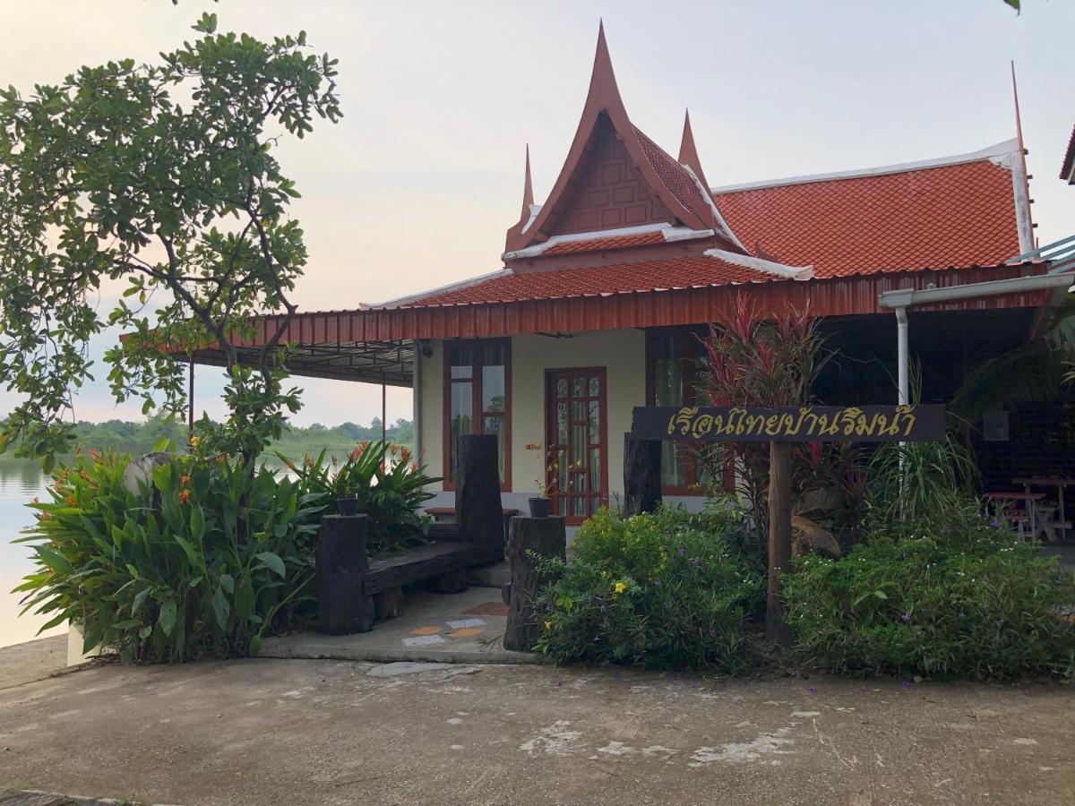 Ruen Thai Ban Rim Nam Kamphengphet Kültér fotó