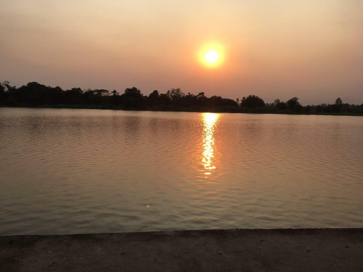 Ruen Thai Ban Rim Nam Kamphengphet Kültér fotó
