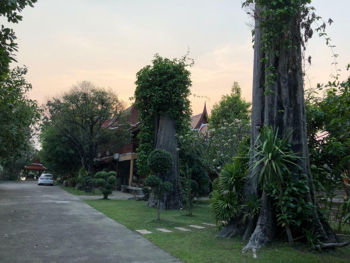 Ruen Thai Ban Rim Nam Kamphengphet Kültér fotó