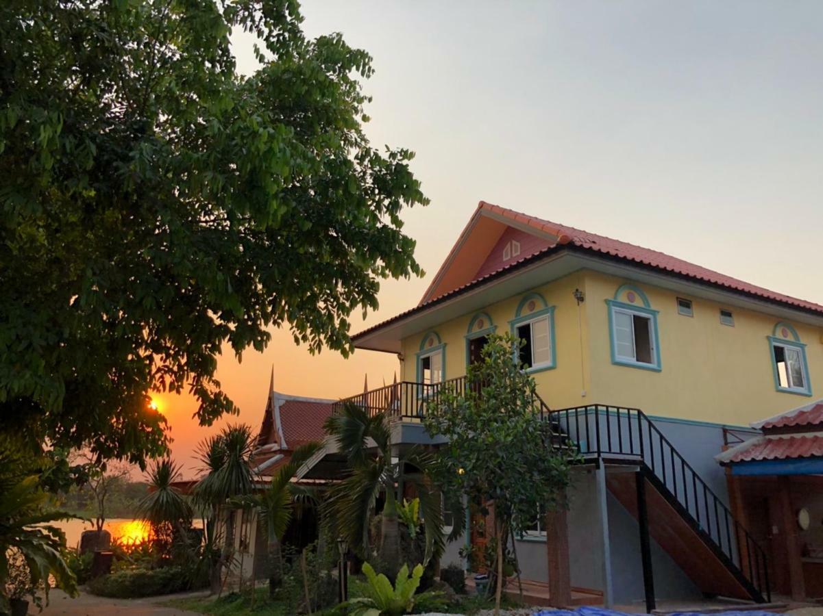 Ruen Thai Ban Rim Nam Kamphengphet Kültér fotó