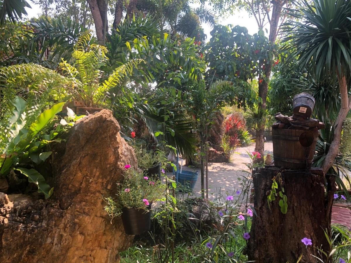 Ruen Thai Ban Rim Nam Kamphengphet Kültér fotó
