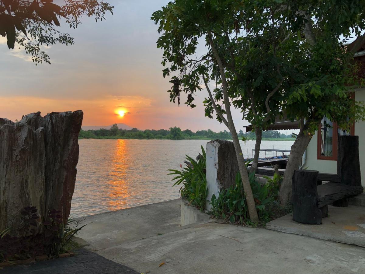 Ruen Thai Ban Rim Nam Kamphengphet Kültér fotó